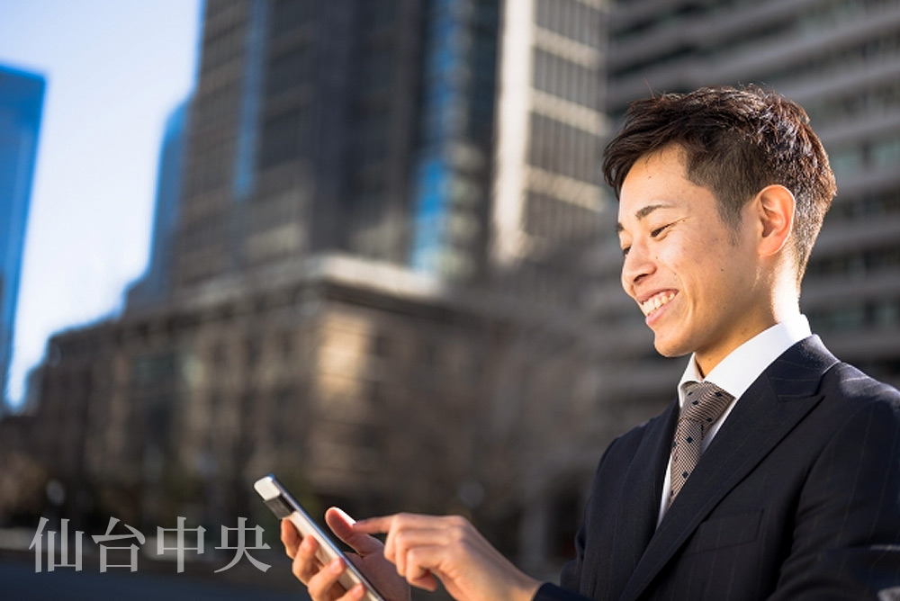 スマホで包茎手術について検索する30代の男性