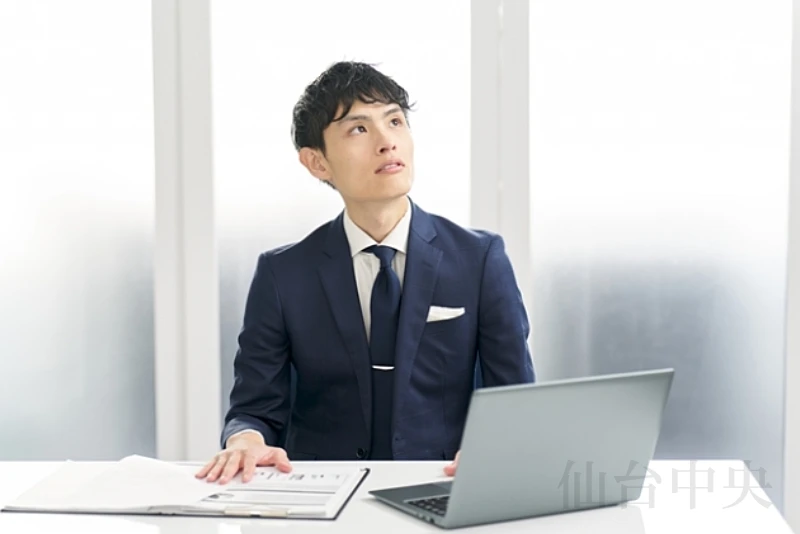 パイプカットをするかどうか悩む男性のイメージ