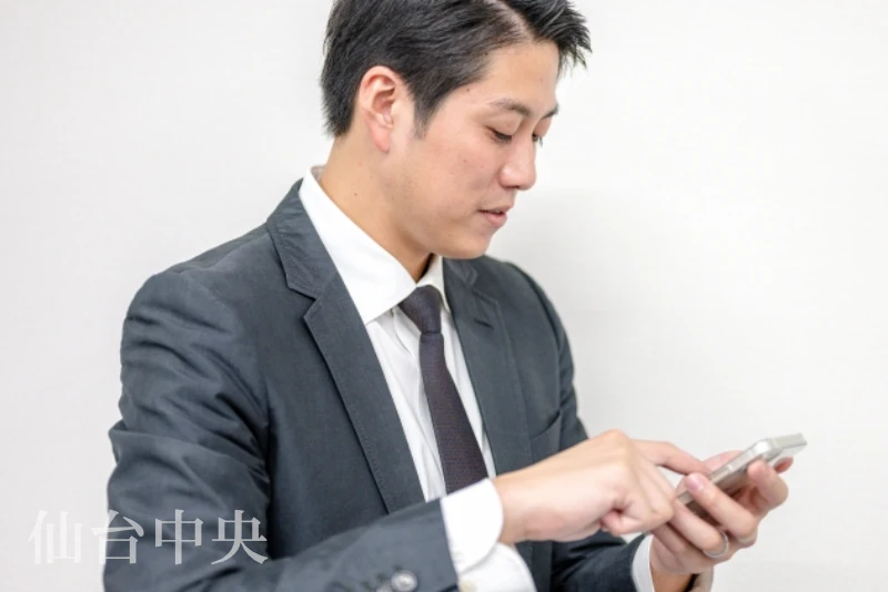 パイプカット手術についてスマホで検索する男性のイメージ