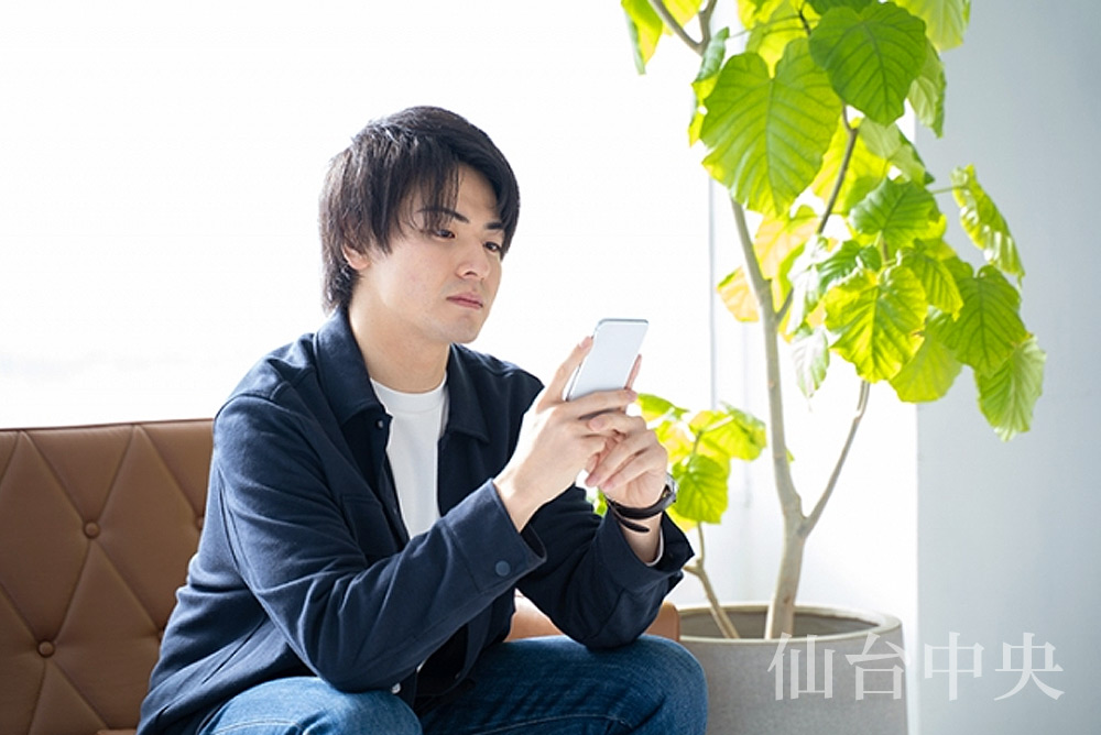 短小包茎についてスマホで検索する男性