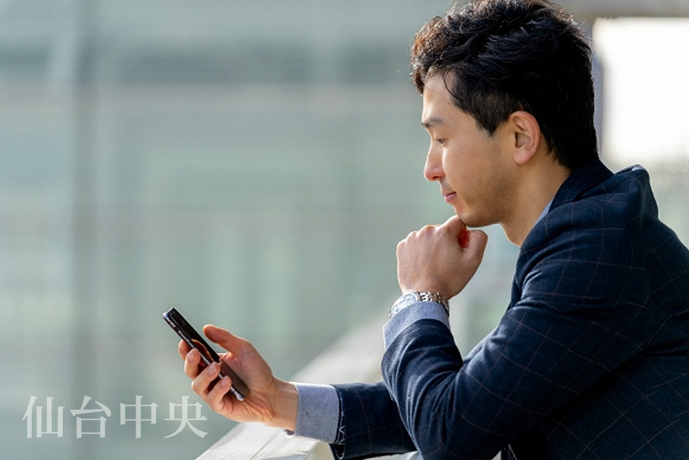 陰茎嚢胞についてスマホ検索する男性