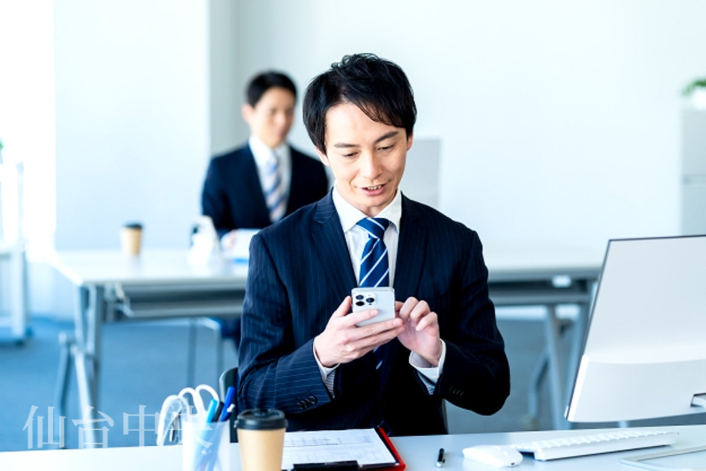 包茎が原因の病気に罹患しスマホで治療法を検索する男性