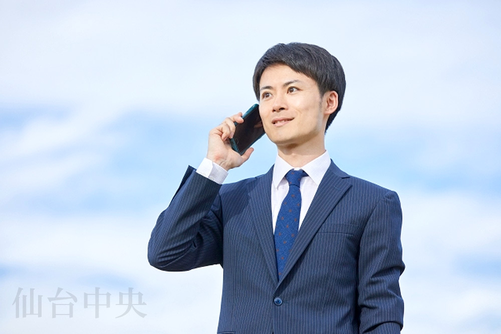 陰毛の絡みについて電話相談を受ける男性